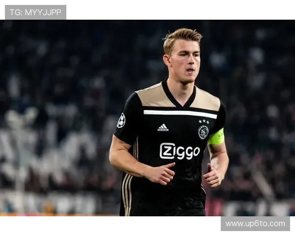 德里赫特比赛阅读能力持续提升，防守预判与场上决策表现稳健