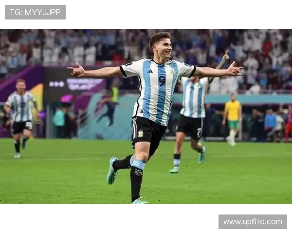 阿尔瓦雷斯是否依赖体系？战术角色与自主进攻能力解析